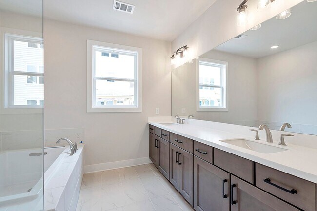 Building Photo - Luxury Westshore Townhome