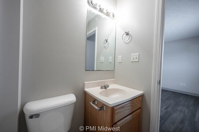 Building Photo - "Charming Studio Retreat in Indianapolis w...