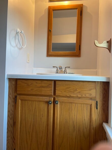 Building Photo - 526 1/2 E 7th St