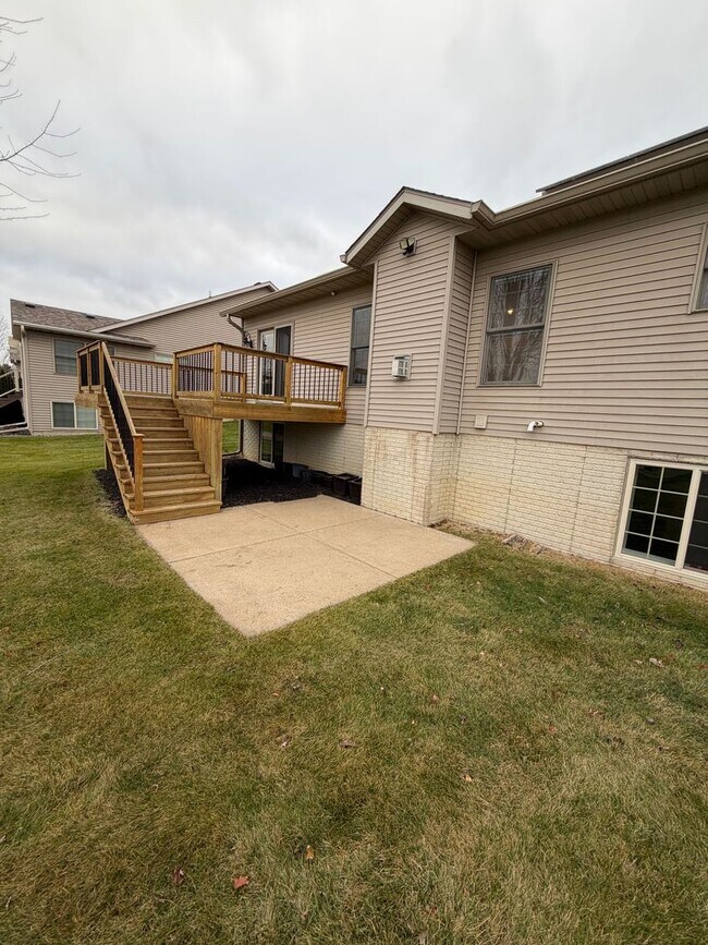 Building Photo - 4 BED 3 1/2 BATH HOUSE