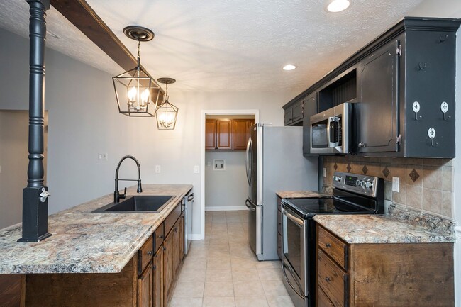 Building Photo - 1143 Bayview Dr