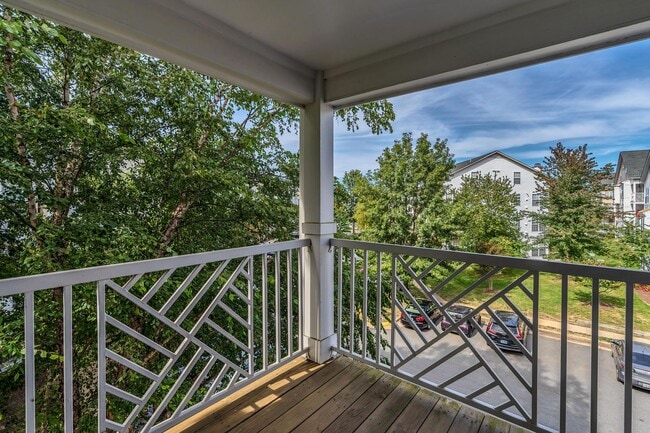 Building Photo - Luxurious 2 Level 2 Bedroom + Den 3 Bathro...
