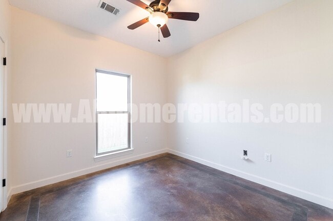 Building Photo - Great Neighborhood!