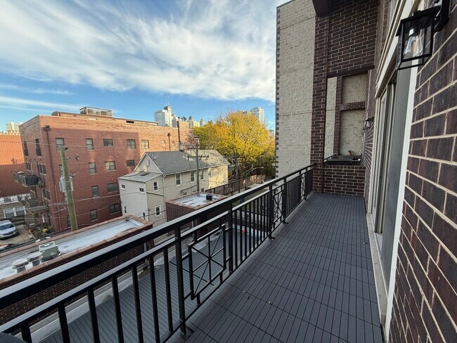 Building Photo - 1347 N Sedgwick St