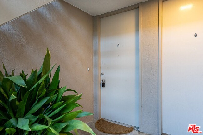 Building Photo - 833 Moraga Dr