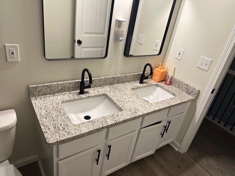 Building Photo - 521 Greyhound Ct