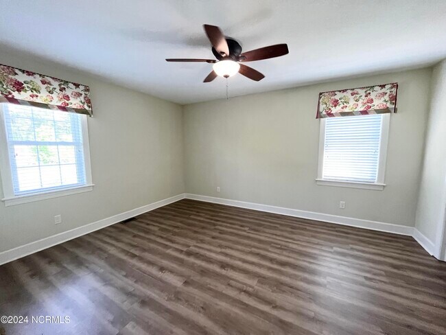 Building Photo - 325 Gliden Rd