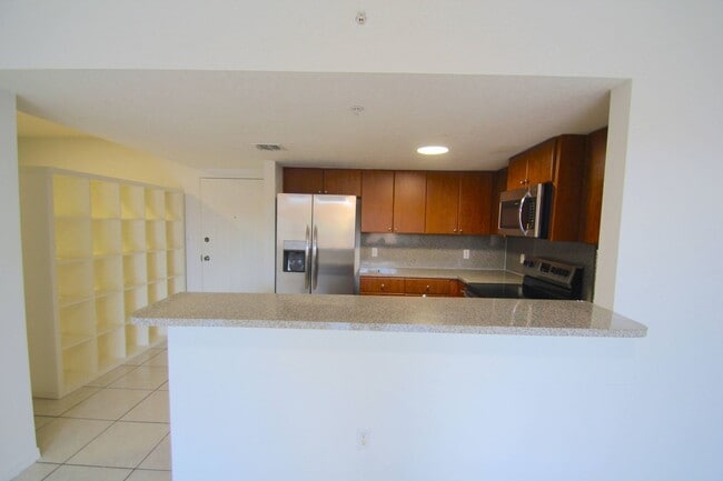 Building Photo - Modern 1-Bedroom 1-Bathroom with a den, centrally located in Miami