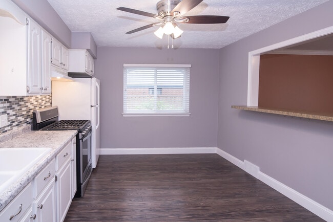 Building Photo - 40611 W 10 Mile Rd