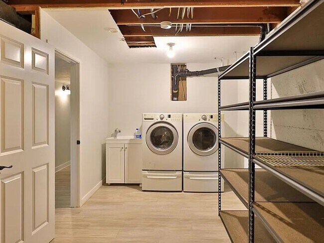 Building Photo - Remodeled Bellevue Home