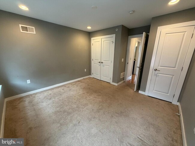 Building Photo - 3013 W Cabot St