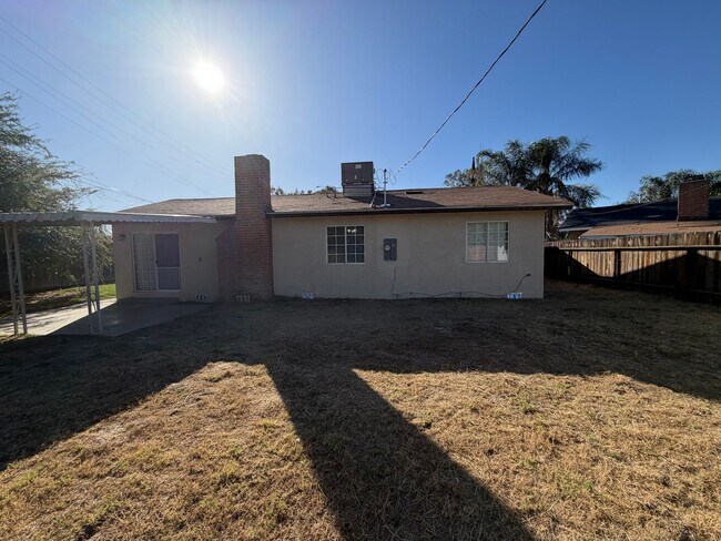 Building Photo - Newley Remodeled 3 BD 2 BA house with Big lot in SW Bakersfield