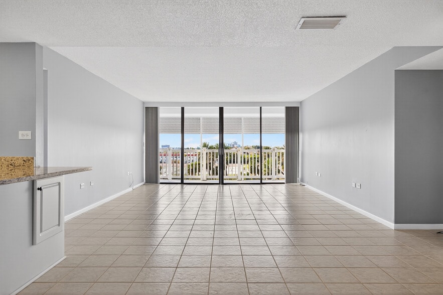 Living Room - 500 Treasure Island Causeway