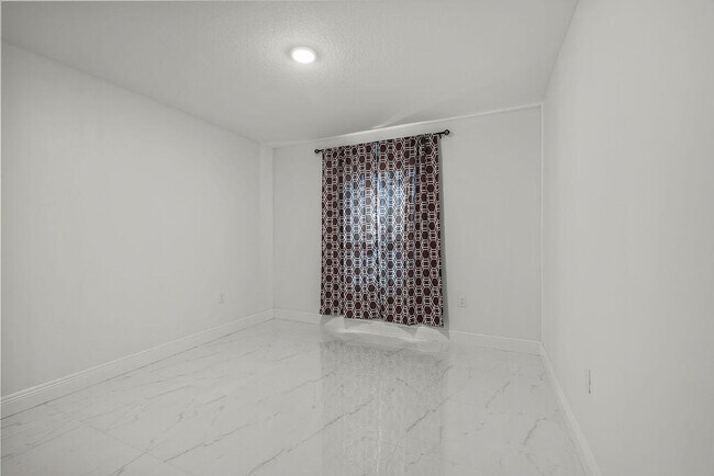 Building Photo - 362 NW Bayshore Blvd
