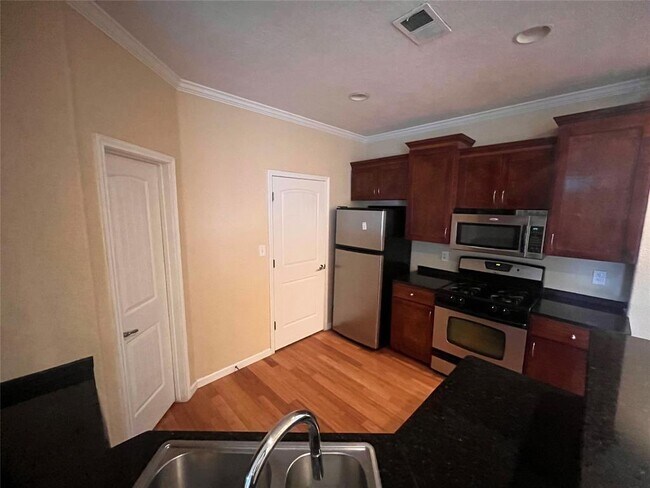 Building Photo - 1038 E 43rd St