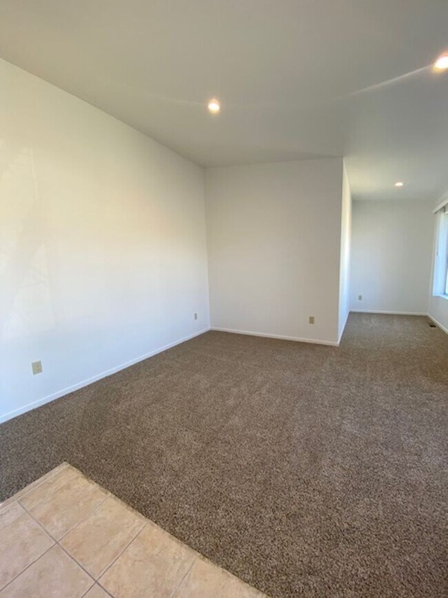 Building Photo - Spacious 3 Bed/2 Bath Duplex~ PG&E & Water...
