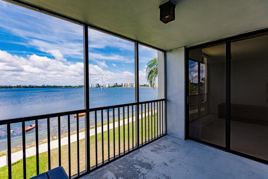 Building Photo - 112 Lake Emerald Dr