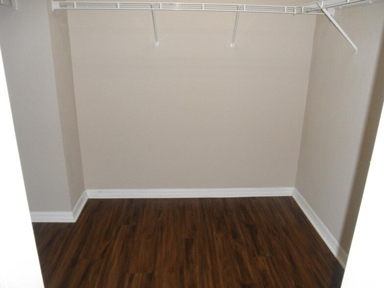 Building Photo - 894 Pipers Cay Dr