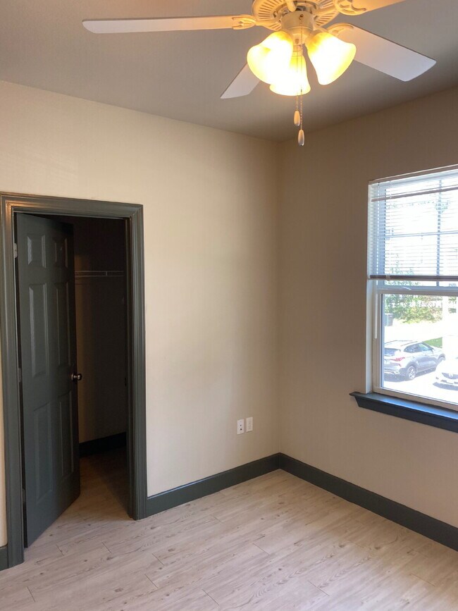 Building Photo - Now Leasing! Spacious 6-Bedroom, 6.5-Bathroom student house just minutes from campus. Only $725/m...