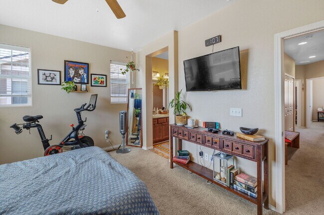 Building Photo - This 3 bed 2.5 bath townhome offers a perf...