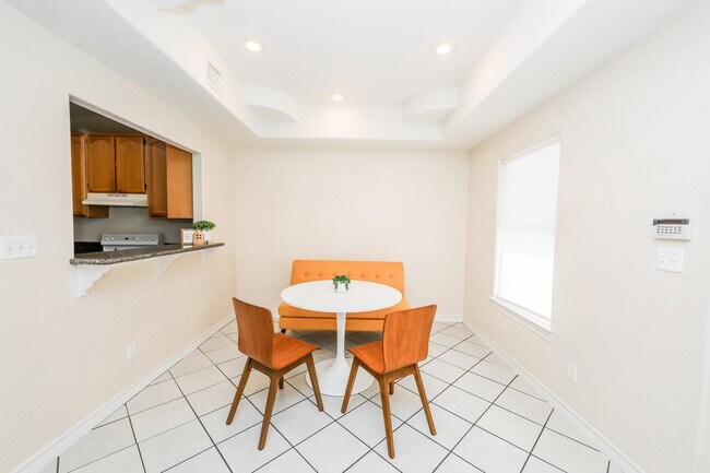 Building Photo - 1000 Ranchway Dr