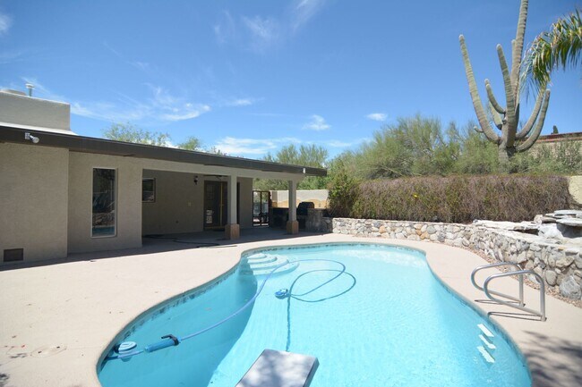 Building Photo - Well Maintained 3 Bedroom 2 Bath Home! Located in a Desirable North Tucson Location! Short Term R...