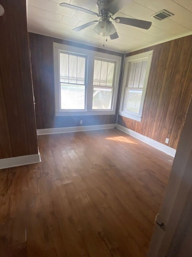 Building Photo - 107 Barry St