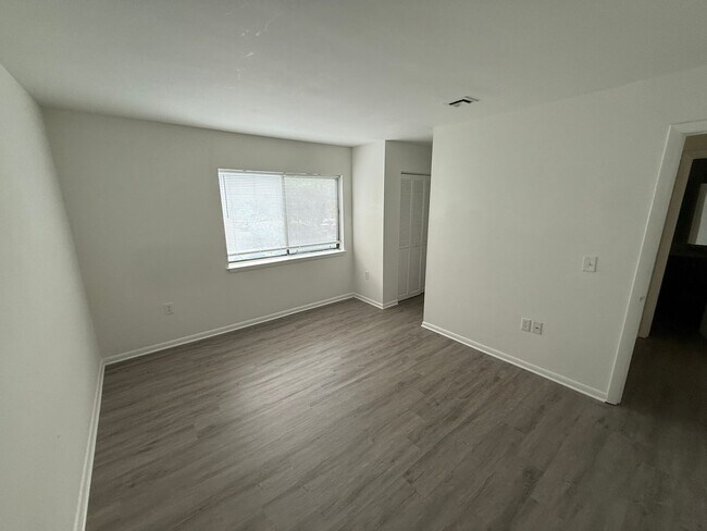 Building Photo - Well Maintained condo in East Charlotte!