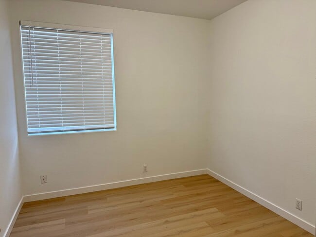 Building Photo - 3 bed 2 bath 2 Car Garage