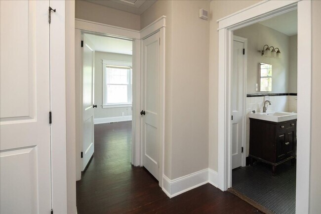 Building Photo - Newly Renovated 3/2 Feet From Atlanta Belt...