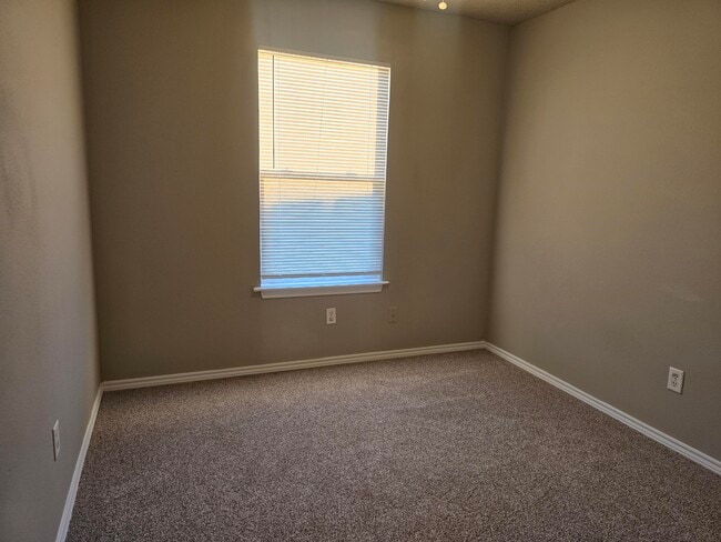 Building Photo - 813 Ute Ave