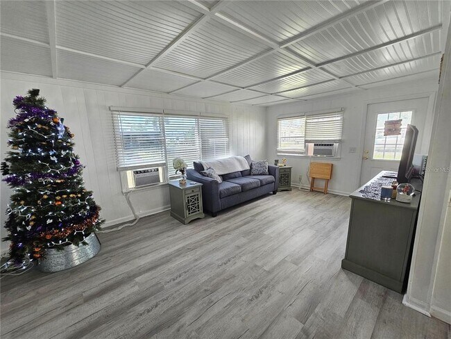 Building Photo - 321 4th St W