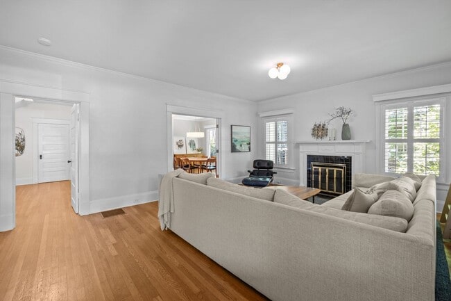 Building Photo - Stunning Historic 4-bedroom home in Trinit...