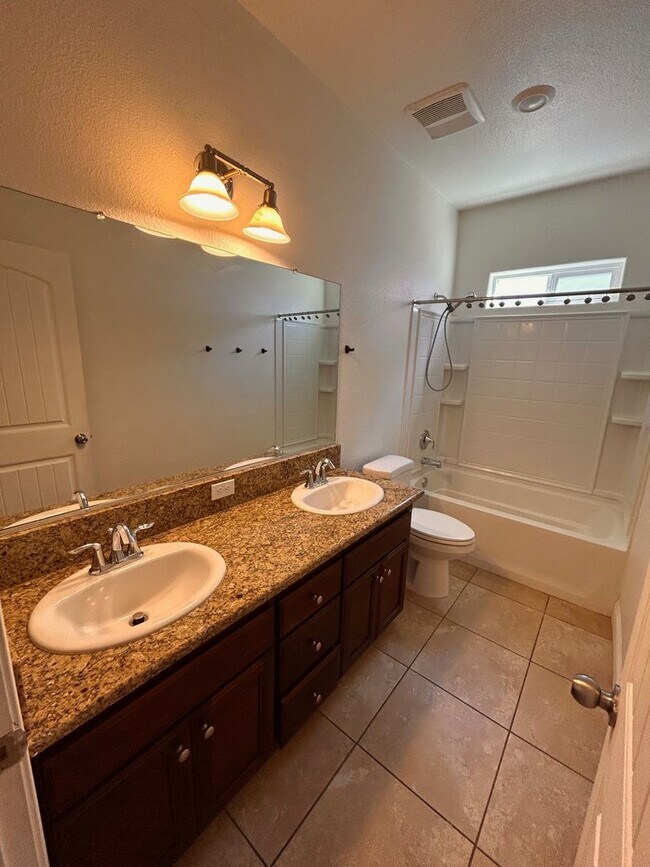 Building Photo - Beautiful home for rent in Visalia!