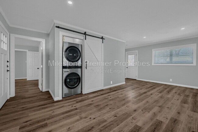 Building Photo - 204 N Holly Ave
