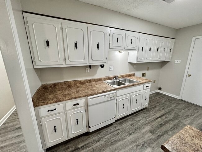 Building Photo - 4080 Meadow Creek Rd