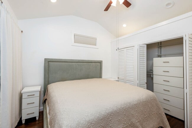 Building Photo - 2 Bedroom, 2 Bath in Homewood