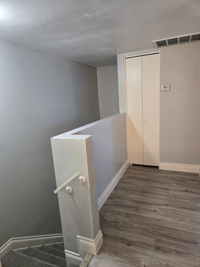 Building Photo - Fantastic and spacious 2 beds, 1.5 bath townhome in Phoenix