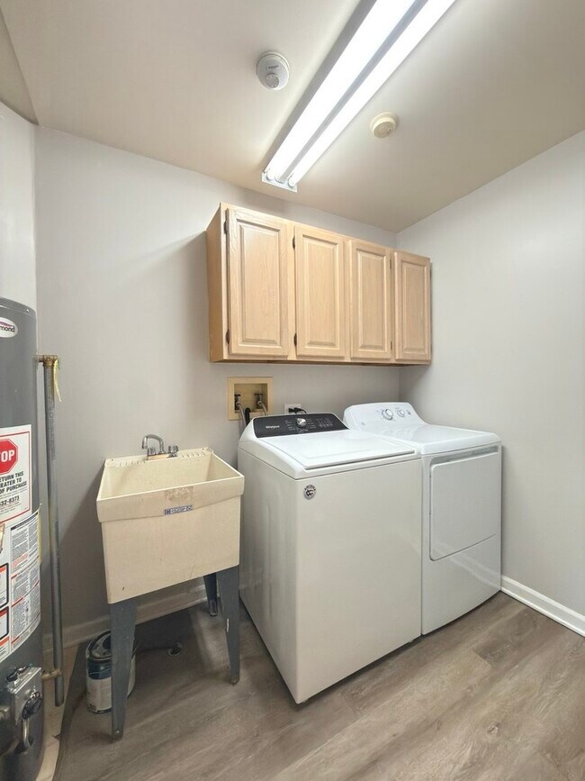 Building Photo - 5S525 Scots Dr