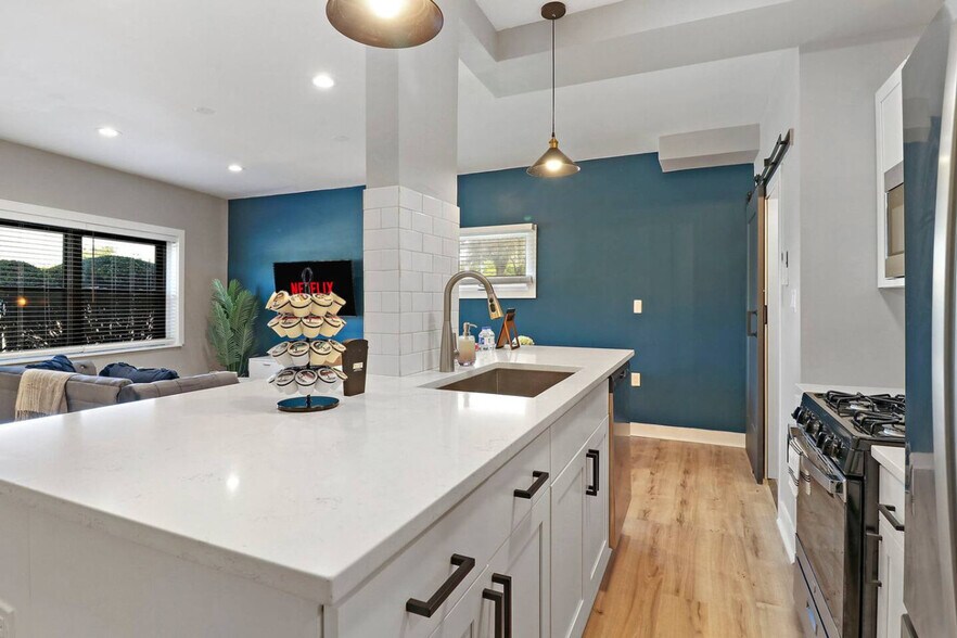 Building Photo - 5015 Main St