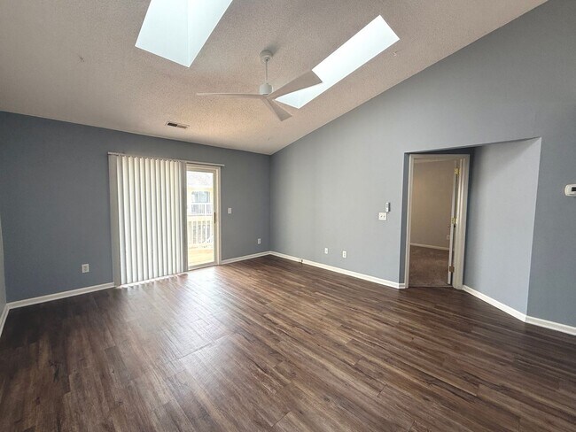 Building Photo - RENT SPECIAL! Updated Holten Place, top fl...