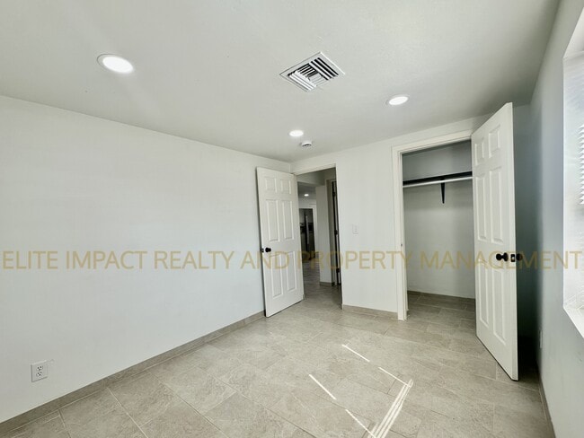 Building Photo - 3921 E Blacklidge Dr