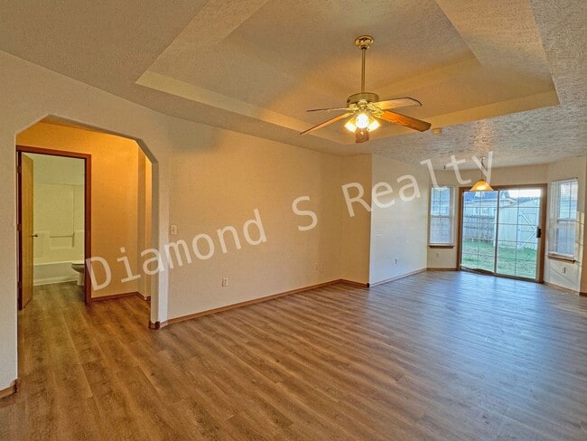 Building Photo - 3 Bedroom Home Located in Established Neighborhood!