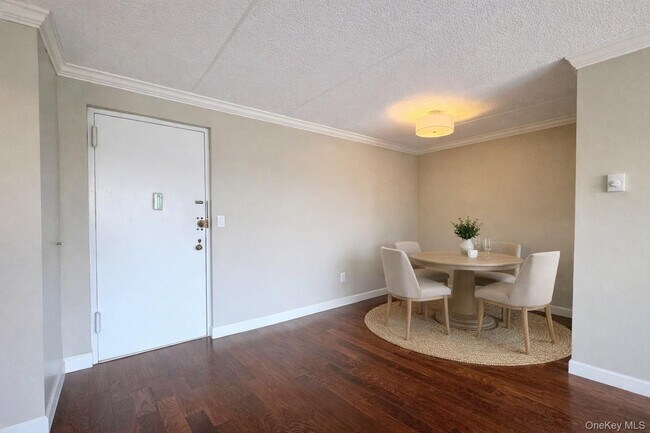 Building Photo - 128 Colonial Pkwy