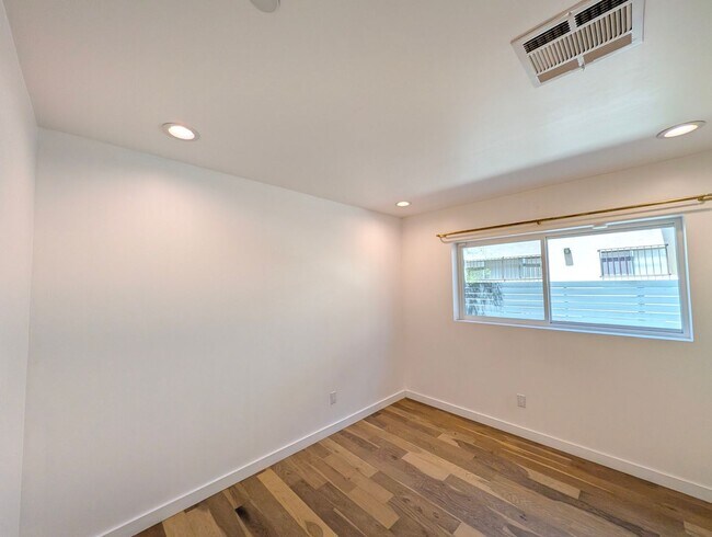Building Photo - 4260 Laurel Canyon Blvd