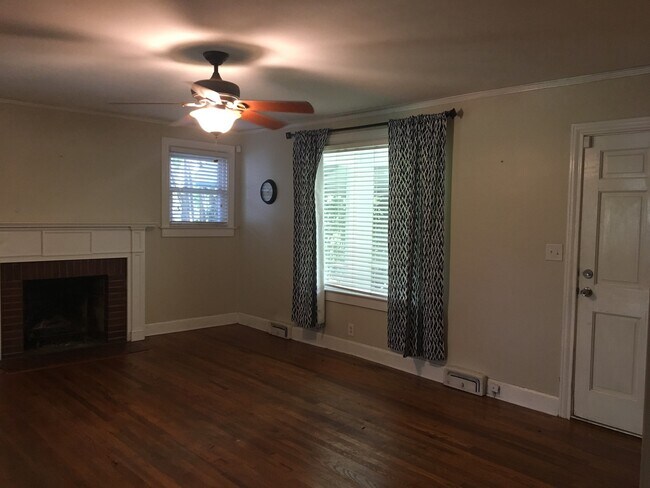 Building Photo - Adorable 2 bedroom, 1 bath home with an upstairs apartment!