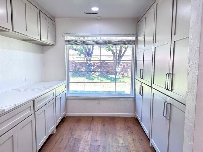 Building Photo - 3025 Regency Ct