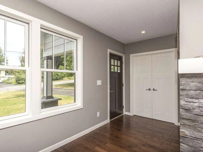 Building Photo - 5321 Interlachen Blvd
