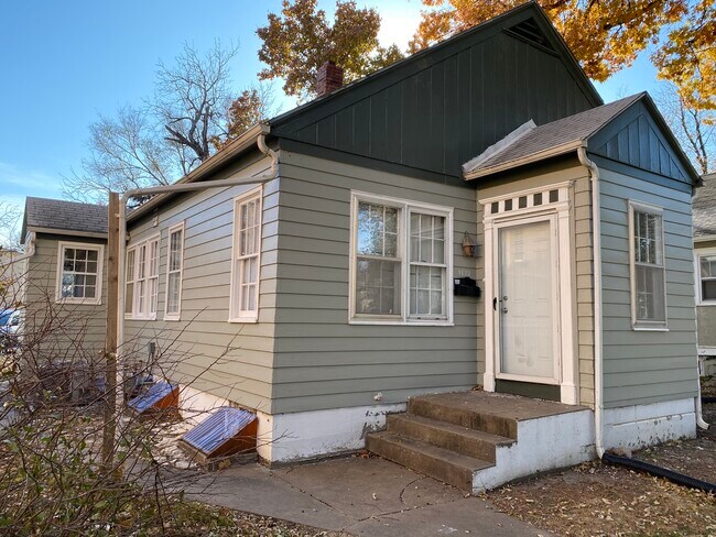 Primary Photo - 1127 Thurston St