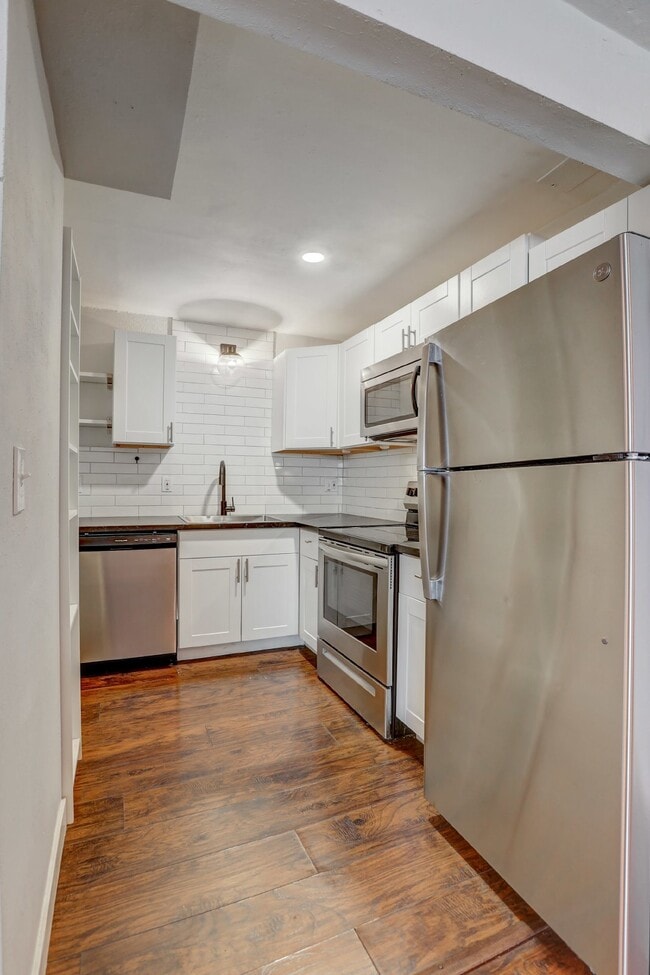 Building Photo - $1,295.95 - 1 Bed Updated Condo right by Cherry Creek Shopping Center!